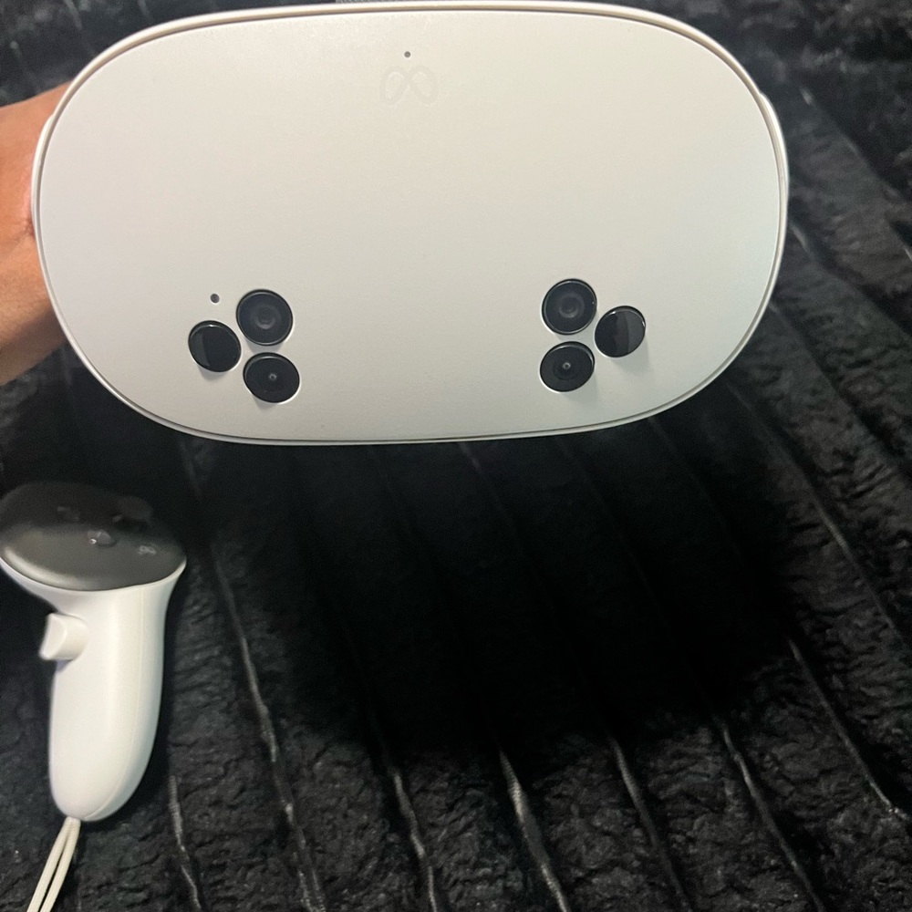 White Standalone VR Headset
